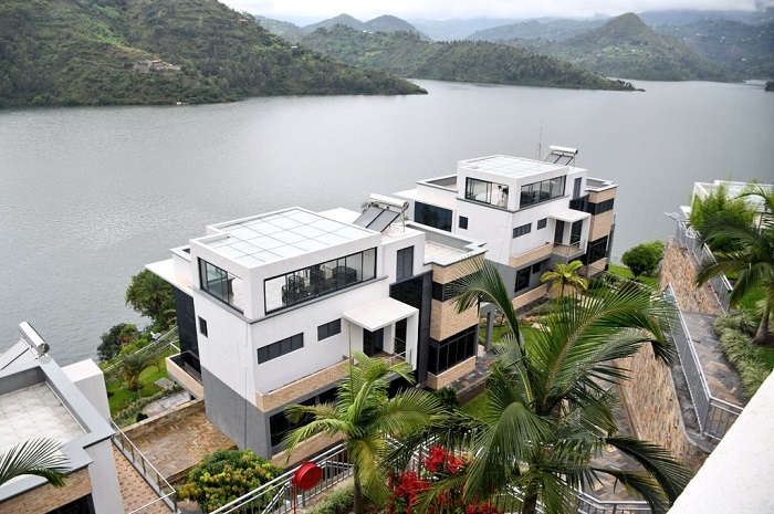 mu bikurura ba mukerarugendo harimo na Hotel yubatse ku mazi