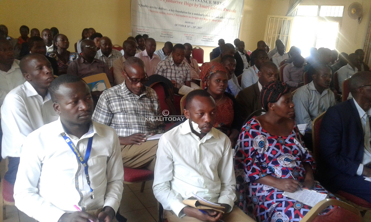 Hateguwe icyumweru cyo gukangurira abakora mu bigo by'imari biciriritse kugira ngo bajye begera abo bacuruzi babakangurire kwitabira kuzigama