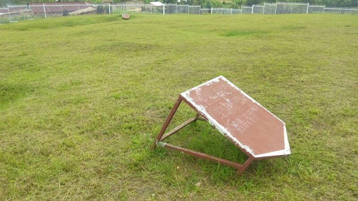 Ibibuga Abafaransa bakiniragaho bari barakoze hejuru y'imyobo yatawemo imibiri y'Abatutsi