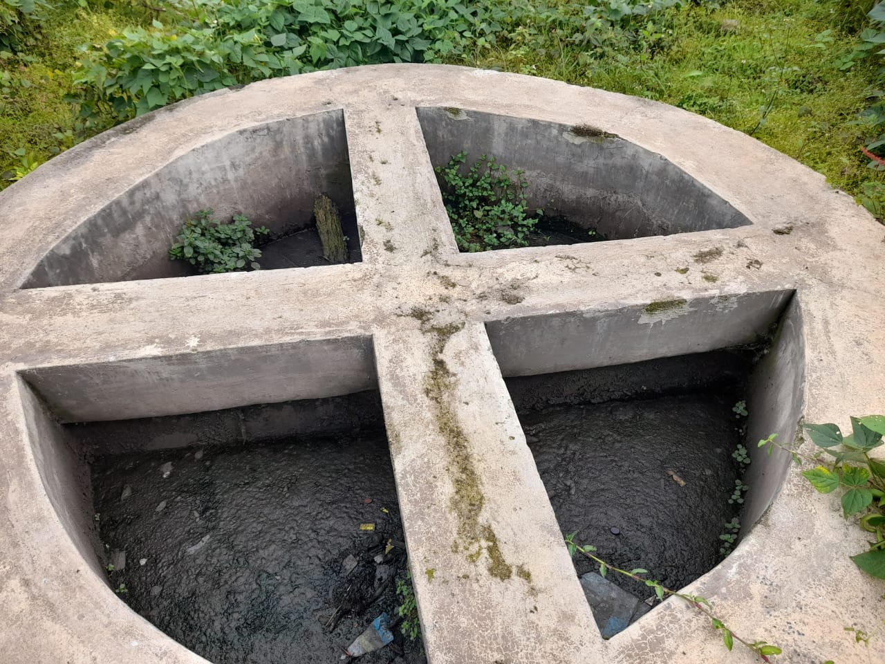 Hari impungenge ko abantu bashobora kugwa muri ibi byobo byirohamo imyanda bakahaburira ubuzima