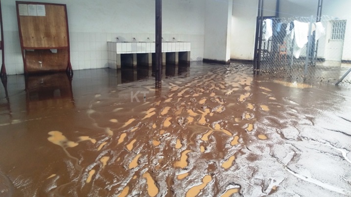 Ibyondo byazanywe n'umuvu byuzuyemo bibuza abantu guhita.