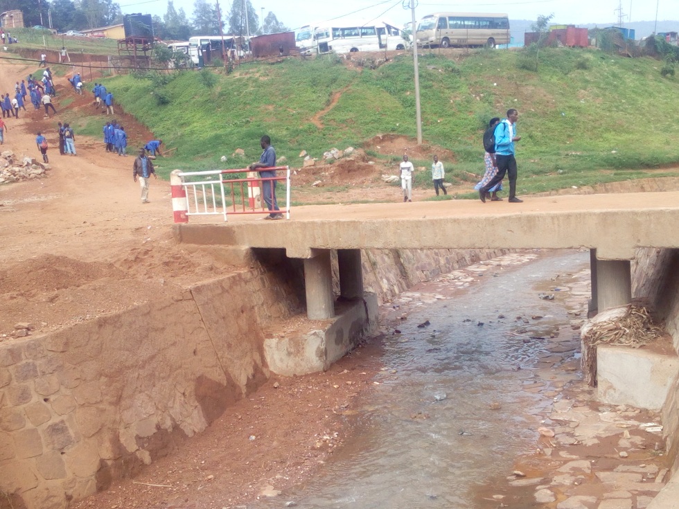 Ibyuma byo kuri urwo rutindo byarituwe n'amazi y'imvura