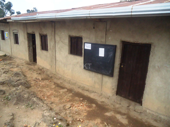 Ibyumba by'amashuri bishaje bihasigaye ababyeyi basaba ko byasimbuzwa.