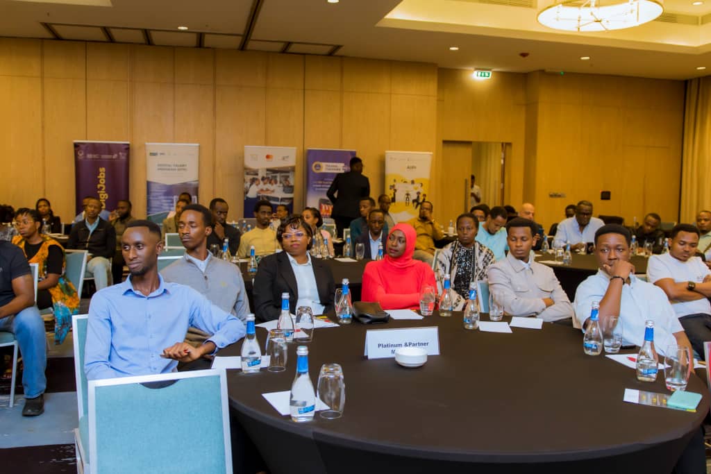 Urubyiruko ruhamya ko amahugurwa rwahawe arimo kurufasha kwiteza imbere