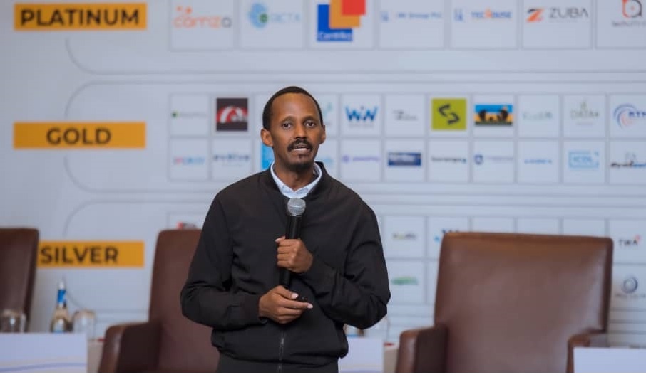 Alex Ntale avuga ko ikoranabuhanga ritanga imirimo myinshi kandi rigafasha mu kuyinoza