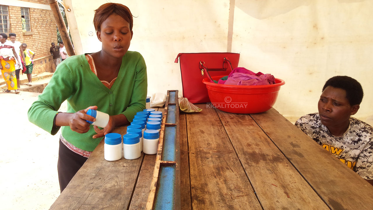 Icupa rimwe ry'amavuta rigura 500Frw kandi umuntu umwe ashobora gukora amacupa 25 mu isaha imwe