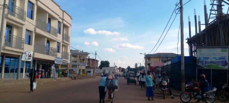 Meya Sebutege avuga ko inzu zirimo kuhazamurwa mu Cyarabu zitubakwa na ba nyiri ibibanza, ahubwo ababiguze