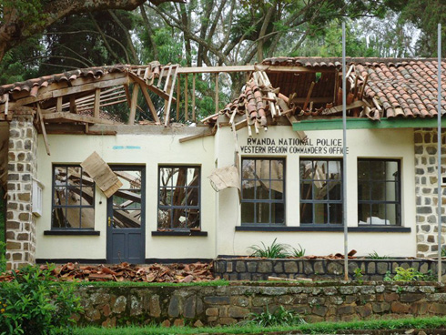 Abayikoreraga muri iyi nzu bazimukira mu nzu y