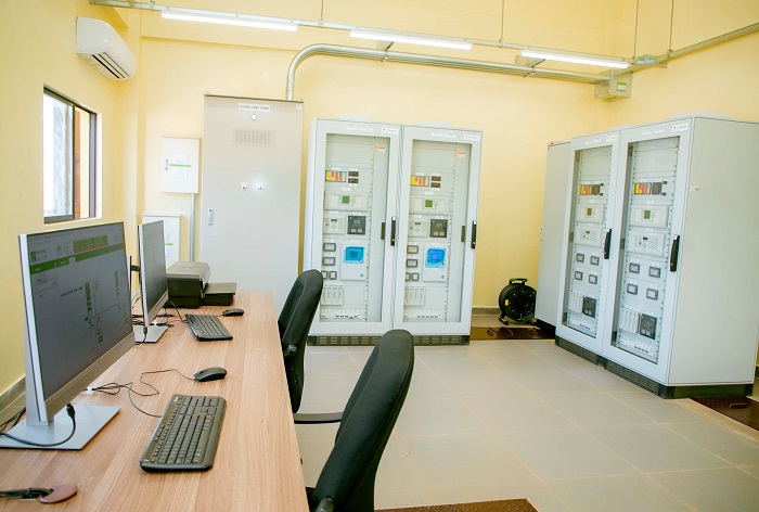 Imbere mu cyumba bagenzuriramo uko amashanyarazi yoherezwa