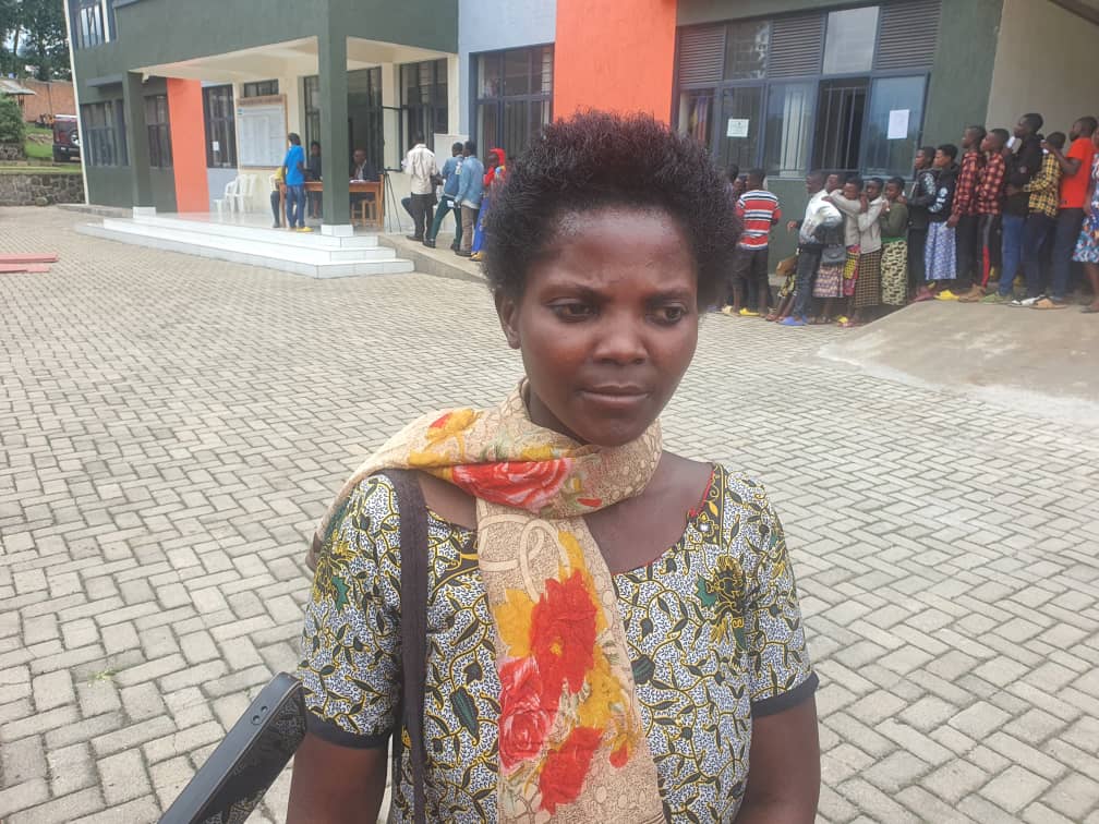 Uyu yababajwe n'uko ku ivuriro banze kumupima nk'umugore utwite kubera kutagira indangamuntu 