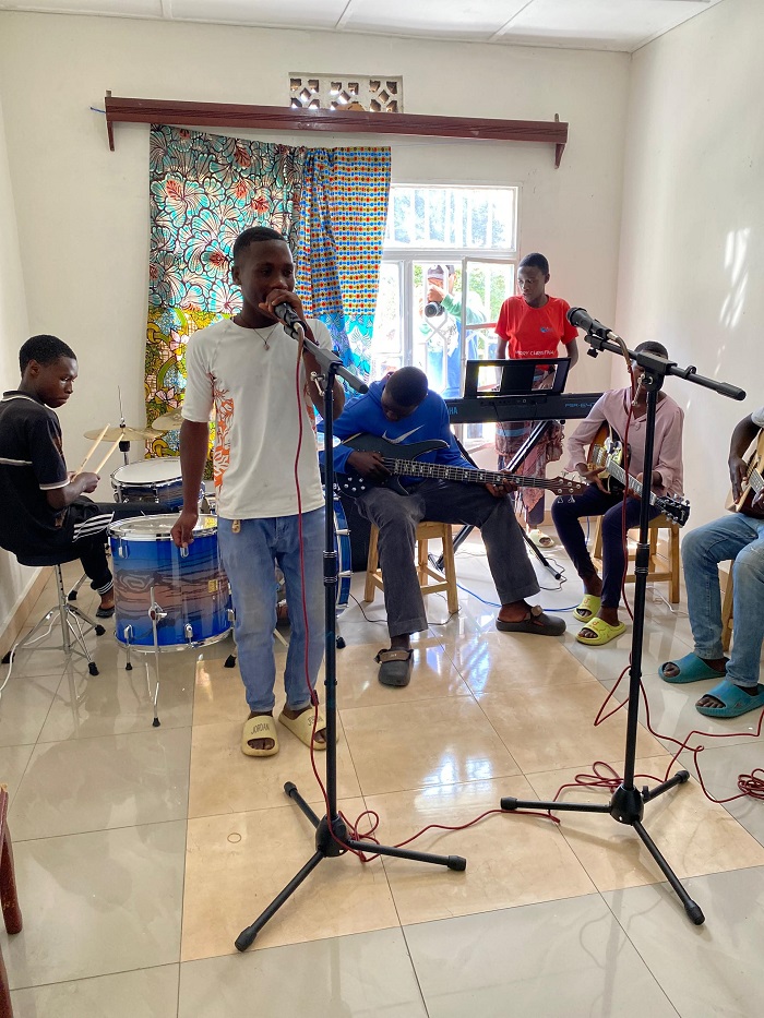 Abana bagaragaza impano zabo zo kuririmba no gucuranga