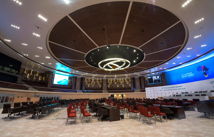 Ifite ibyumba by'inama byiza cyane.