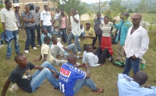 Abobakozi bambuwe, biganjemo urubyiruko, biyemeje gukambika ku karere kugira ngo kabafashe kubona amafaranga yabo.