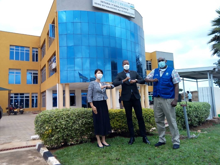 Bafashe ifoto y'urwibutso nyuma yo gusinyana ayo masezerano