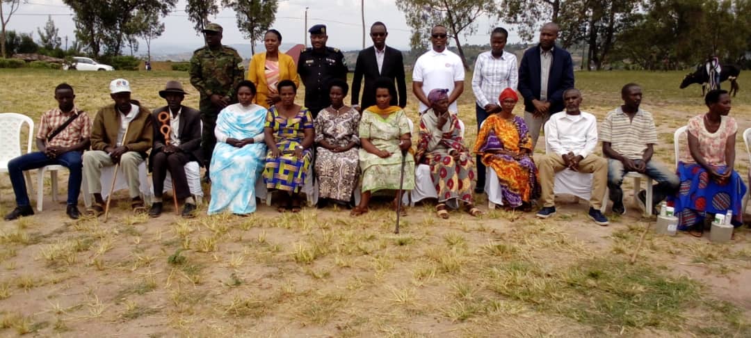 Abahawe inka n'abayobozi bafashe ifoto y'urwibutso