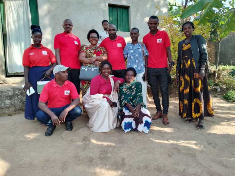 Banafashe ifoto y'urwibutso