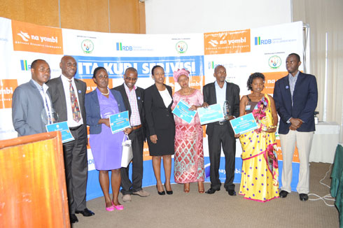 Abantu batanu ba mbere batanze servise nziza mu gihugu bafata ifoto y'urwibutso n'abayobozi muri RDB.