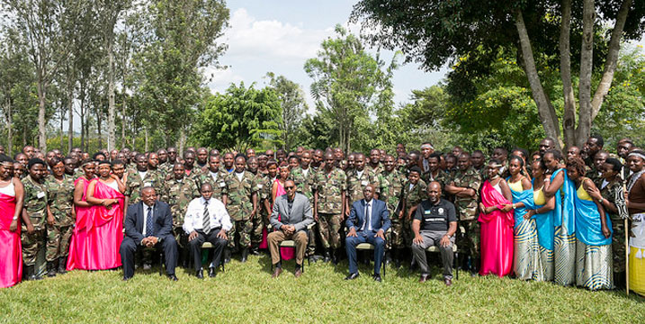 Ifoto y'urwibutso Perezida Kagame yafatanye na nyobozi na njyanama z'uturere ndetse n'abayobozi muri MINALOC n'Itorero ry'Igihugu.