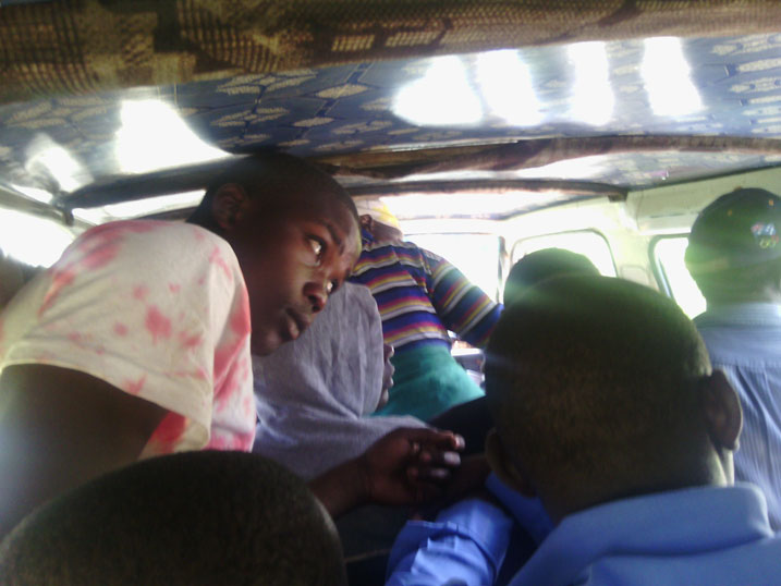 Amatagisi akorera mu muhanda Musanze-Kinigi aratendeka akageza ku bantu 25 mu gihe tagisi yemerewe gutwara abantu 18 gusa.