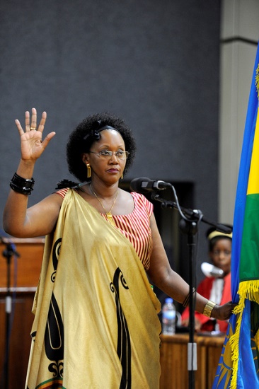 Minsitiri musya mu ushinzwe ibyemezo by'inama y'Abaminisitiri, Ford Mugabo, arahira.