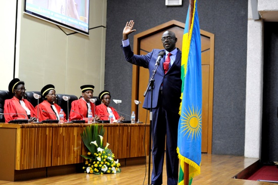 Minisitiri Mushya w'Ubutabera, Johnson Businjye atanga indahiro ye. 