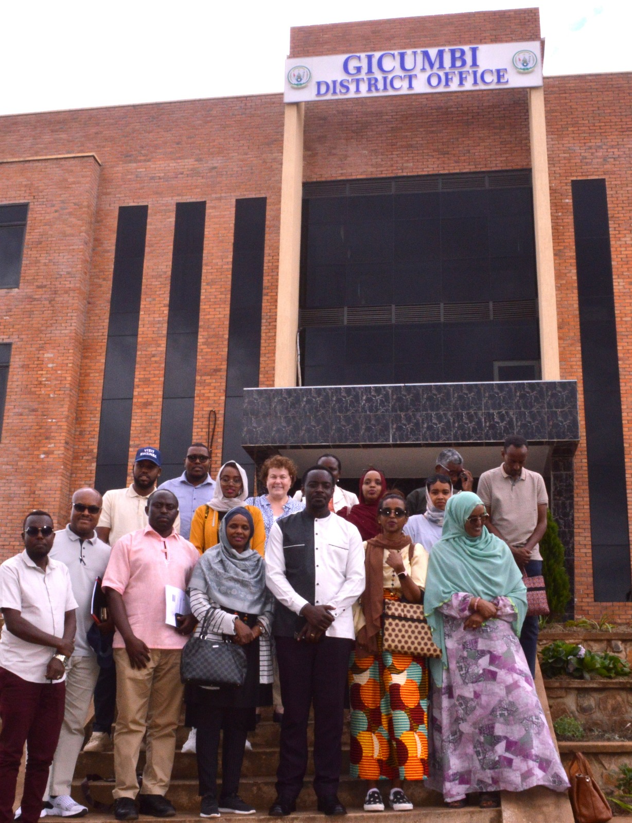 Bafashe ifoto y'urwibutso hamwe n'abayobozi b'Akarere ka Gicumbi