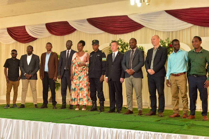 Ifoto y'abayobozi batandukanye na Ambasaderi w'u Bushinwa wari wasuye Wisdom School