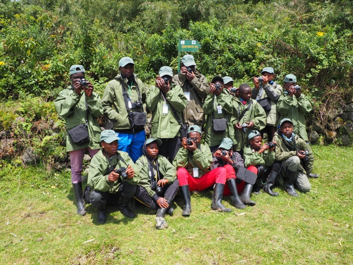 Bafashe n'ifoto y'urwibutso.