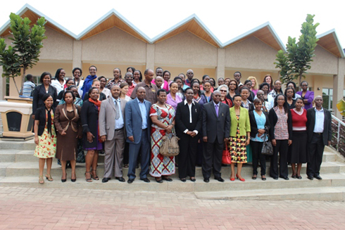 Abitabiriye inama bafata ifoto y