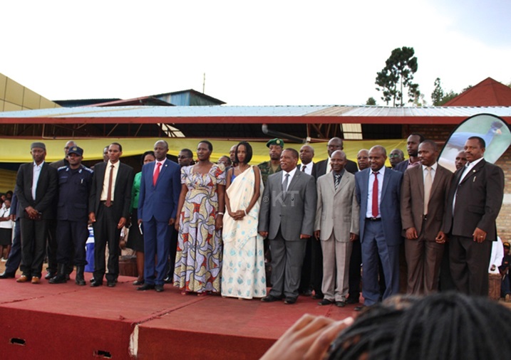 Abayobozi bitabiriye uyu muhango bafashe ifoto y'urwibutso.