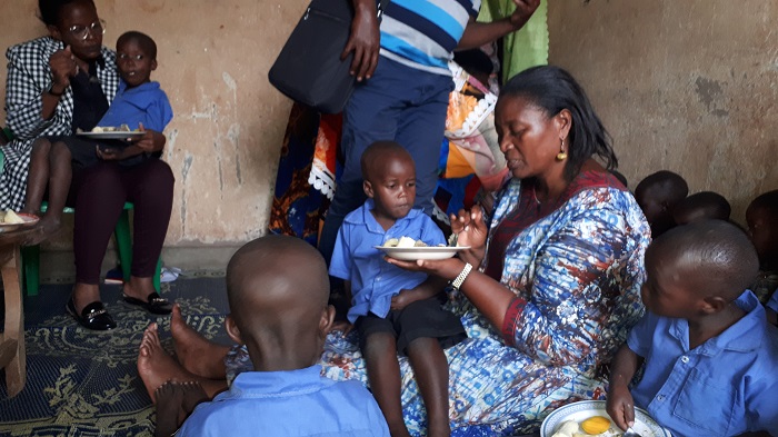 Abana mu ngo mbonezamikurire bahawe ifunguro ririmo intungamubiri