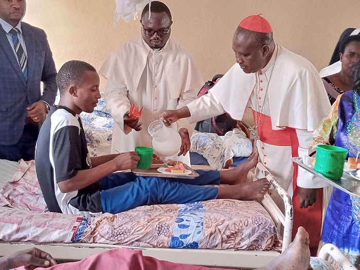 Cardinal Kambanda aha umurwayi ifunguro