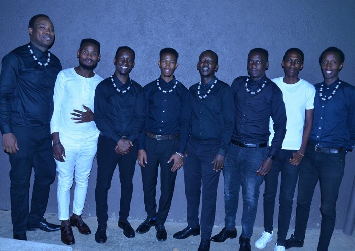 Iganze Gakondo igizwe n'abasore bahamiriza, barangajwe imbere n'umuyobozi wabo Lievin (ubanza ibumoso)