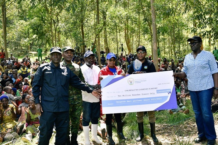 Igihembo bahawe ngo kibongereye ikibatsi mu bikorwa bibahuza by'umuganda