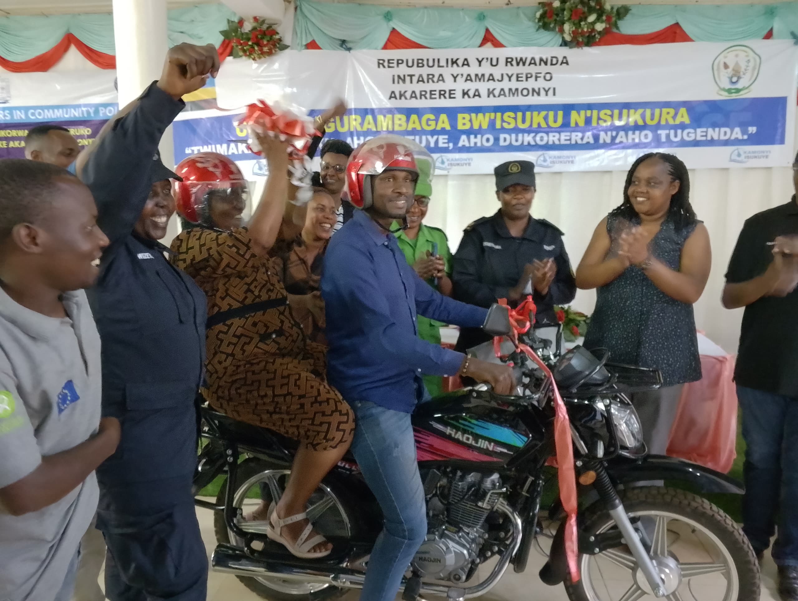 Igihembo nyamukuru cya moto cyahawe Umurenge wa Musambira