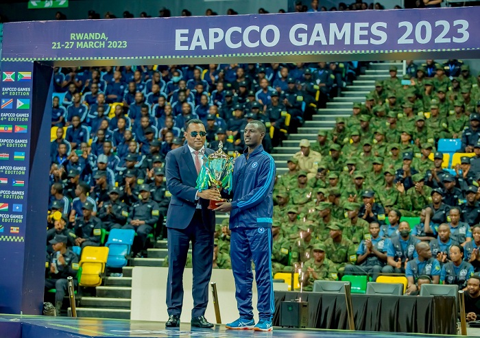 Kapiteni wa Police HC, Kanyandekwe Gaston ashyikirizwa igikombe