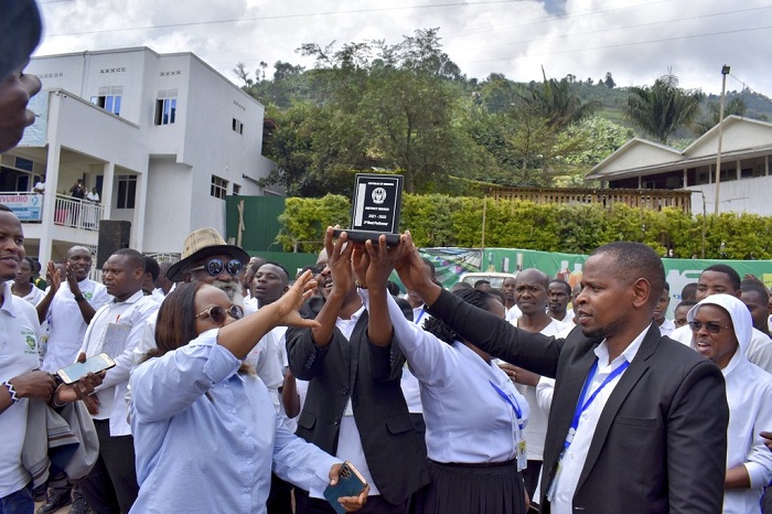 Abaturage bishimye icyo gikombe