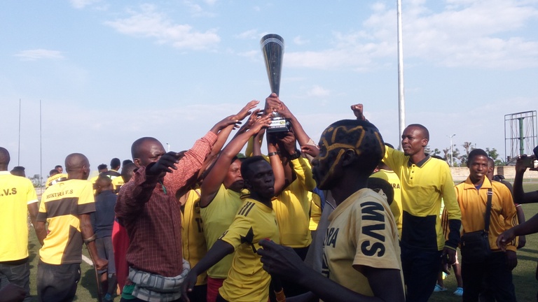 Abafana bishimiye igikombe Mukura VS yegukanye