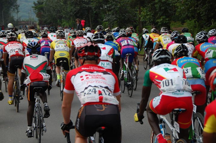 Igikundi cyakomeje kugenda hamwe mu ntera ndende y'iri siganwa.