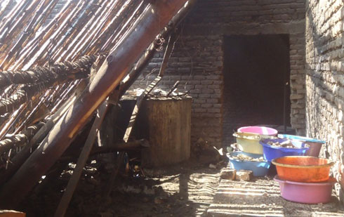 Igisenge cyasenyutse abakozi barimo kwarura ibiryo by'abanyeshuri.