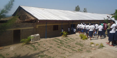 Igisenge cyasenyutse igihe abanyeshuri bari bagiye kurya.