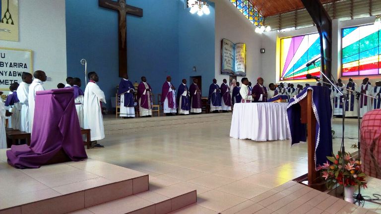 Igitambo cya Misa cyo gusezera kuri Musenyeri Ngirabanyiginya cyatuwe na Musenyeri Rukamba