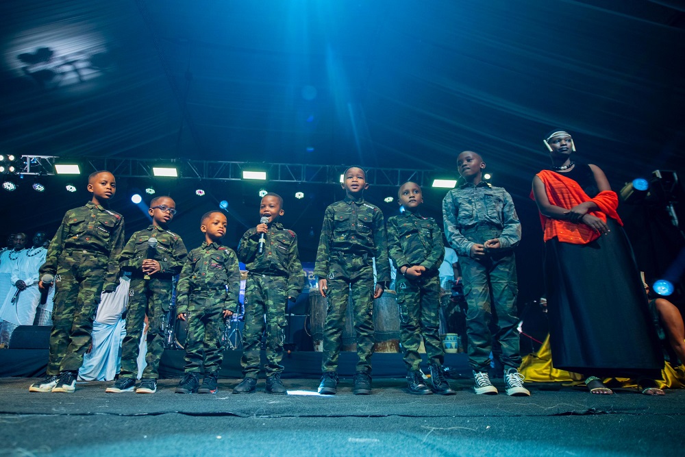 Mu mukino w'Itorero Indatirwabahizi abana bato bagaragaje ibyo bigiye ku Ntwari z'u Rwanda