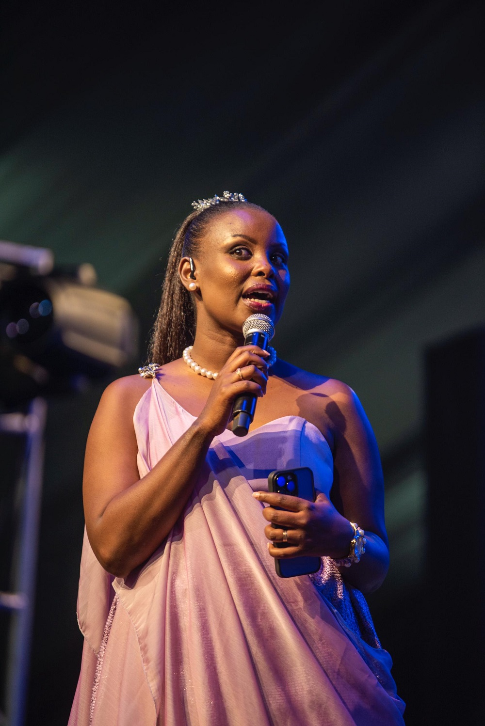 Gloria Mukamabano yayoboye iki gitaramo afatanyije na Marcel Ntazinda