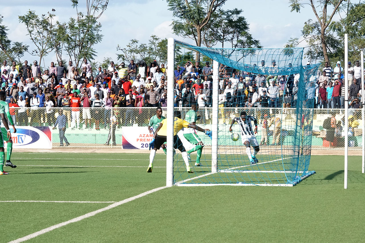 Arabyuka atera umupira