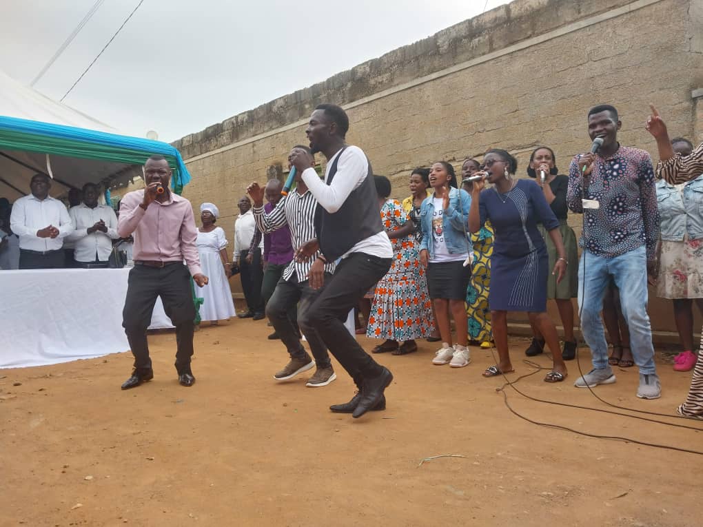 Ubutumwa bwo kwiteza imbere bwajyanaga n'indirimbo ndetse n'imbyino bigamije gushimira Imana