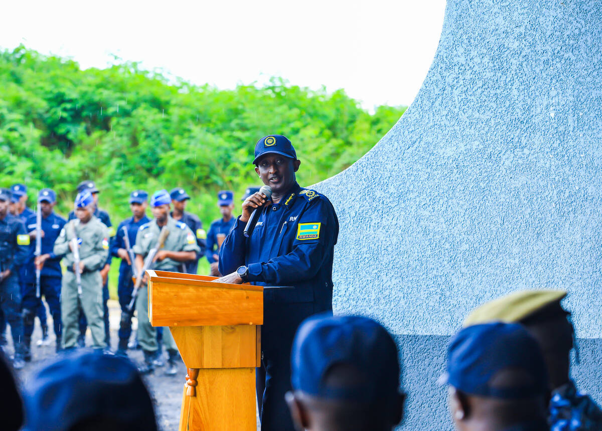 IGP Felix Namuhoranye aganiriza abitabiriye icyo gikorwa