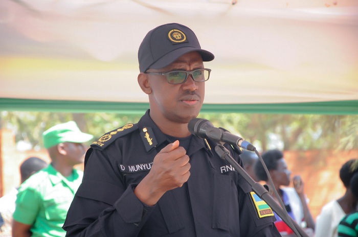 IGP Dan Munyuza yaganirije abaturage ku byerekeranye n'umutekano