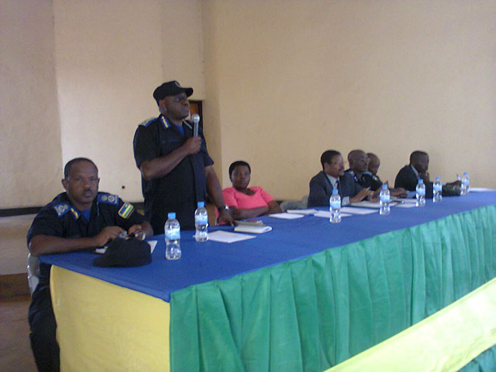 IGP Gasana yasabwe abakozi kudatinya gusobanura ibyo bakoze n'ubwo byaba bikomeye. 