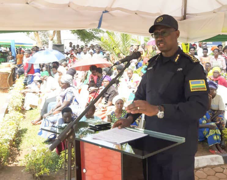 IGP Munyuza aganiriza abatuye Mageragere